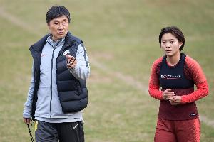 开云官方网站-王霜与网友互动时谈贾秀全“茶叶梗”：不需要买，是他送我们喝